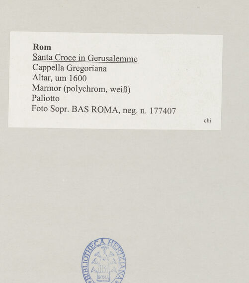 Rückseite von Sopr. BAS ROMA [https://www.deutsche-digitale-bibliothek.de/content/lizenzen/rv-ez/] Pietà - Paliotto, bh514903_recto. Foto.