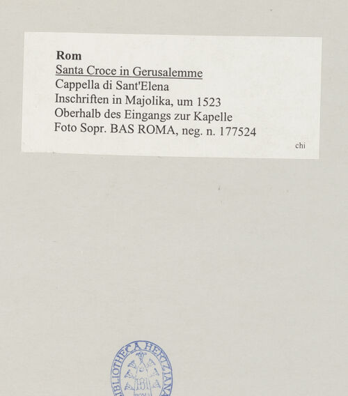 Rückseite von Sopr. BAS ROMA [https://www.deutsche-digitale-bibliothek.de/content/lizenzen/rv-ez/] Inschriften in Majolika - Oberhalb des Eingangs zur Kapelle, bh514904_recto. Foto.