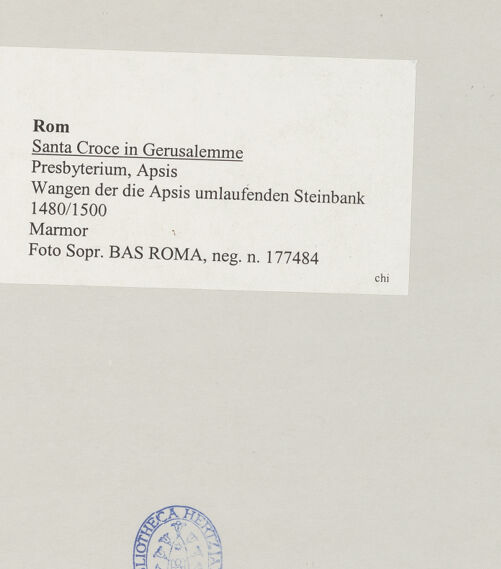 Rückseite von Sopr. BAS ROMA [https://www.deutsche-digitale-bibliothek.de/content/lizenzen/rv-ez/] Wangen der die Apsis umlaufenden Steinbank - , bh514922_recto. Foto.