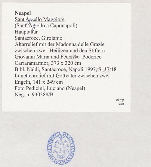 Rückseite von Pedicini, Luciano [https://www.deutsche-digitale-bibliothek.de/content/lizenzen/rv-ez/] Altarretabel mit der Madonna delle Grazie zwischen den heiligen Cataldus und Agnellus und den Stiftern Giovanni Maria Poderico und Federico PodericoLünettenrelief mit Gottvater zwischen zwei Engeln - Gesamtansicht, bh515285_recto. Foto: Pedicini, Luciano.