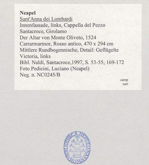 Rückseite von Pedicini, Luciano [https://www.deutsche-digitale-bibliothek.de/content/lizenzen/rv-fz/] Der Altar von Monteoliveto (Altare del Pezzo)Mittlere Nische: Victoriae - Detail: Geflügelte Victoria, links, bh515287_recto. Foto: Pedicini, Luciano.