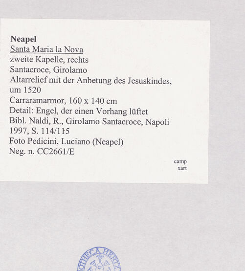 Rückseite von Pedicini, Luciano [https://www.deutsche-digitale-bibliothek.de/content/lizenzen/rv-fz/] Altarrelief mit der Anbetung des Jesuskindes - Detail: Engel, der einen Vorhang lüftet, bh515345_recto. Foto.