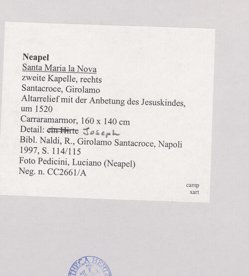 Rückseite von Pedicini, Luciano [https://www.deutsche-digitale-bibliothek.de/content/lizenzen/rv-ez/] Altarrelief mit der Anbetung des Jesuskindes - Detail: Joseph, bh515347_recto. Foto.