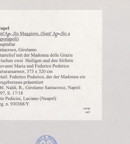 Rückseite von Pedicini, Luciano [https://www.deutsche-digitale-bibliothek.de/content/lizenzen/rv-ez/] Altarretabel mit der Madonna delle Grazie zwischen den heiligen Cataldus und Agnellus und den Stiftern Giovanni Maria Poderico und Federico PodericoMadonna delle Grazie - Detail: Federico Poderico, der der Madonna ein Neugeborenes präsentiert, bh515361_recto. Foto: Pedicini, Luciano.