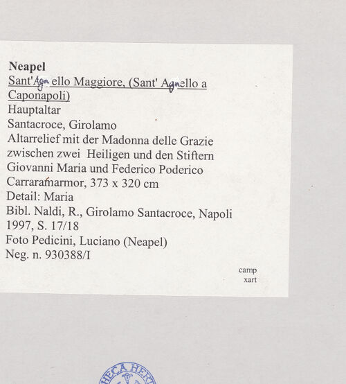 Rückseite von Pedicini, Luciano [https://www.deutsche-digitale-bibliothek.de/content/lizenzen/rv-ez/] Altarretabel mit der Madonna delle Grazie zwischen den heiligen Cataldus und Agnellus und den Stiftern Giovanni Maria Poderico und Federico PodericoMadonna delle Grazie - Detail: Maria, bh515366_recto. Foto: Pedicini, Luciano.