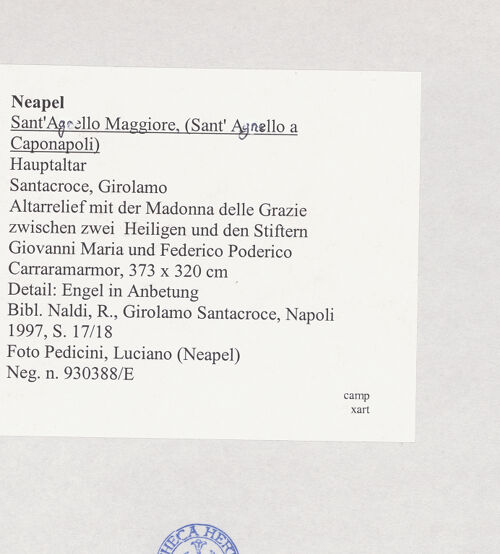 Rückseite von Pedicini, Luciano [https://www.deutsche-digitale-bibliothek.de/content/lizenzen/rv-ez/] Altarretabel mit der Madonna delle Grazie zwischen den heiligen Cataldus und Agnellus und den Stiftern Giovanni Maria Poderico und Federico PodericoMadonna delle Grazie - Detail: Engel in Anbetung, rechts, bh515367_recto. Foto: Pedicini, Luciano.