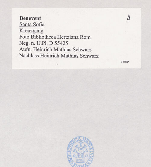 Rückseite von Bibliotheca Hertziana [https://www.deutsche-digitale-bibliothek.de/content/lizenzen/rv-fz/] Kreuzgang mit ummantelten Säulen und Verstärkung der Bogengänge. Südliche Ecke, bh515761_recto. Foto: Schwarz, Heinrich Mathias.