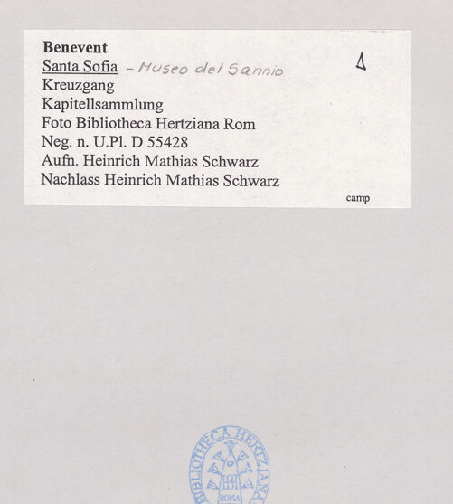 Rückseite von Bibliotheca Hertziana [https://www.deutsche-digitale-bibliothek.de/content/lizenzen/rv-fz/] Kapitelle aus dem Kreuzgang der Santa Sofia - Kapitellsammlung, bh515768_recto. Foto: Schwarz, Heinrich Mathias.