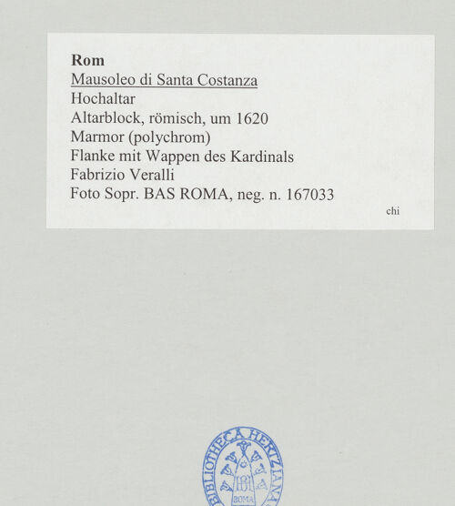 Rückseite von Sopr. BAS ROMA [https://www.deutsche-digitale-bibliothek.de/content/lizenzen/rv-ez/] Altarblock - Flanke mit Wappen des Kardinals Fabrizio Veralli, bh516208_recto. Foto.