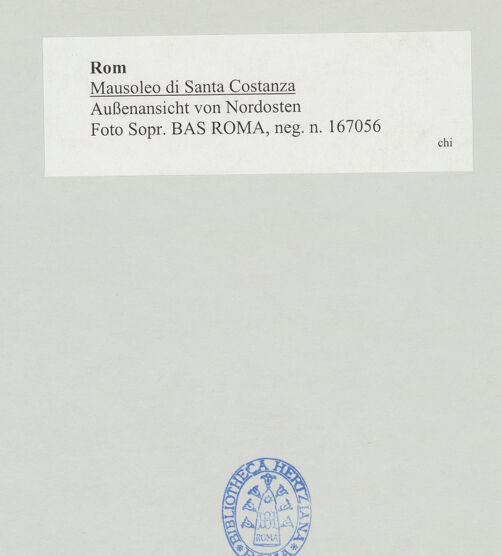 Rückseite von Sopr. BAS ROMA [https://www.deutsche-digitale-bibliothek.de/content/lizenzen/rv-ez/] Mausoleo di Santa CostanzaAußenbau - Außenansicht von Nordosten, bh516227_recto. Foto.