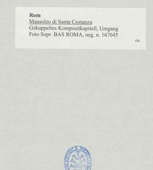 Rückseite von Sopr. BAS ROMA [https://www.deutsche-digitale-bibliothek.de/content/lizenzen/rv-ez/] Mausoleo di Santa CostanzaInnenraum - Gekuppeltes Kompositkapitell, Umgang, bh516228_recto. Foto.