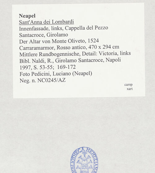 Rückseite von Pedicini, Luciano [https://www.deutsche-digitale-bibliothek.de/content/lizenzen/rv-ez/] Der Altar von Monteoliveto (Altare del Pezzo)Mittlere Nische: Victoriae - Detail: Victoria, links, bh517445_recto. Foto: Pedicini, Luciano.