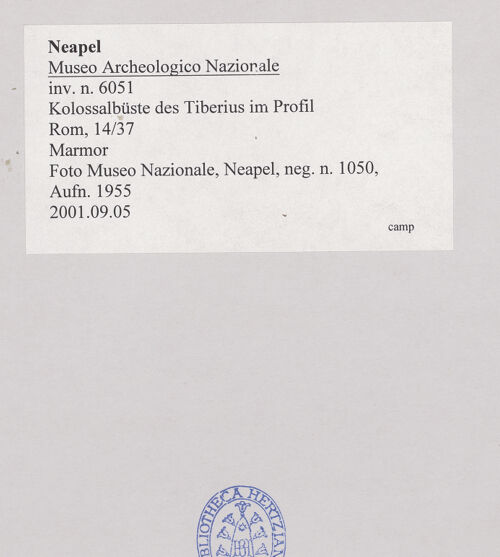 Rückseite von Museo Nazionale, Neapel [https://www.deutsche-digitale-bibliothek.de/content/lizenzen/rv-ez/] Kolossalbüste des Tiberius - Profilansicht von rechts, bh517467_recto. Foto.