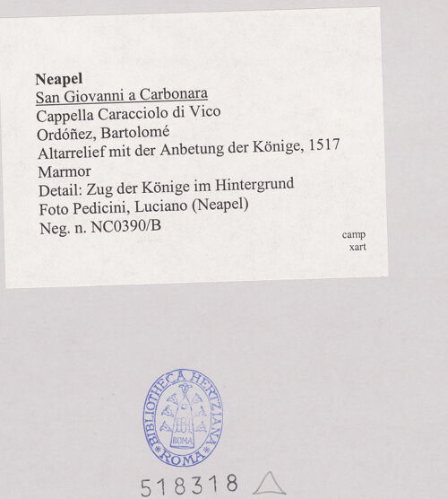 Rückseite von Pedicini, Luciano [https://www.deutsche-digitale-bibliothek.de/content/lizenzen/rv-ez/] AltarDie Anbetung durch die Heiligen Drei Könige - Detail: Zug der Könige im Hintergrund, bh518318_recto. Foto: Pedicini, Luciano.