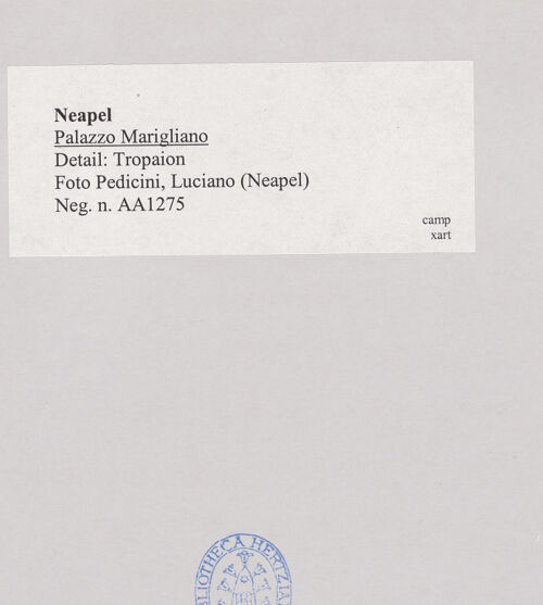 Rückseite von Pedicini, Luciano [https://www.deutsche-digitale-bibliothek.de/content/lizenzen/rv-ez/] Tropaion - Seitenansicht, bh518345_recto. Foto: Pedicini, Luciano.