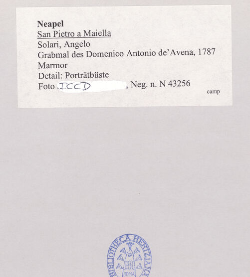 Rückseite von ICCD [https://www.deutsche-digitale-bibliothek.de/content/lizenzen/rv-ez/] Grabmal des Domenico Antonio de Avena (gest. 1787) - Detail: Porträtbüste, bh520260_recto. Foto.