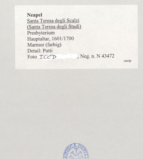 Rückseite von ICCD [https://www.deutsche-digitale-bibliothek.de/content/lizenzen/rv-ez/] Hauptaltar - Detail: Putti, bh520280_recto. Foto.