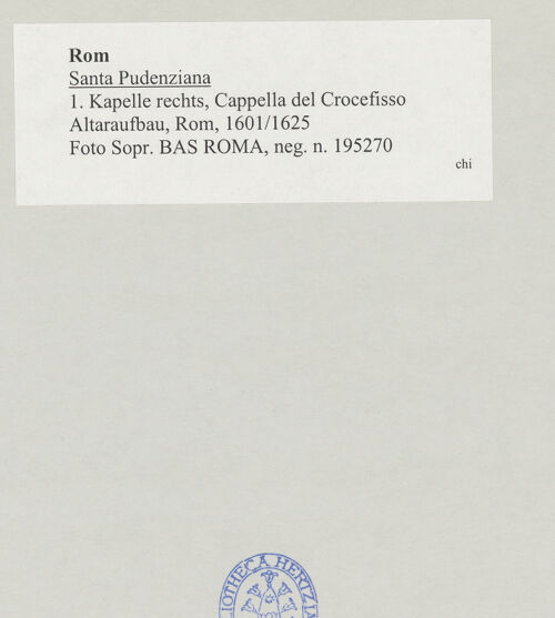 Rückseite von Sopr. BAS ROMA [https://www.deutsche-digitale-bibliothek.de/content/lizenzen/rv-ez/] Altaraufbau - , bh520538_recto. Foto.