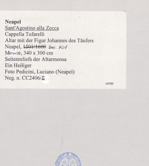 Rückseite von Pedicini, Luciano [https://www.deutsche-digitale-bibliothek.de/content/lizenzen/rv-ez/] Altar mit der Figur Johannes des TäufersSeitenreliefe der Altarmensa: Apostel und Heiliger Bischof - Ein heilige Bischof, bh520809_recto. Foto: Pedicini, Luciano.