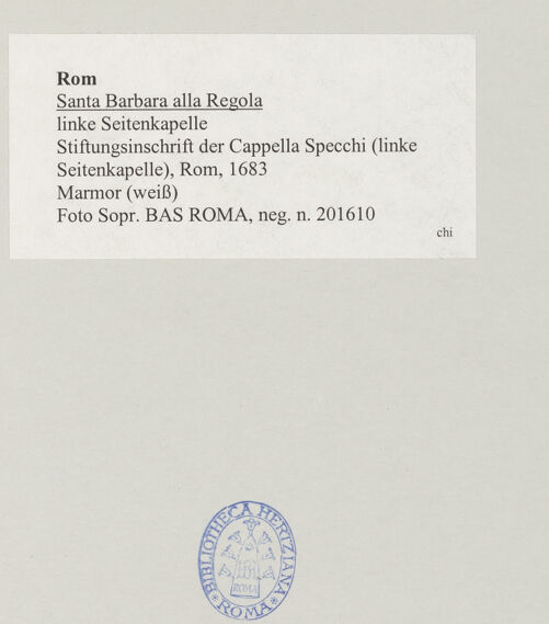 Rückseite von Sopr. BAS ROMA [https://www.deutsche-digitale-bibliothek.de/content/lizenzen/rv-ez/] Stiftungsinschrift der Cappella Specchi (linke Seitenkapelle) - , bh521046_recto. Foto.