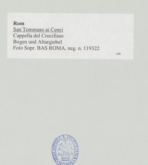 Rückseite von Sopr. BAS ROMA [https://www.deutsche-digitale-bibliothek.de/content/lizenzen/rv-ez/] San Tommaso ai CenciCappella del Crocifisso - Bogen und Altargiebel, bh521073_recto. Foto.
