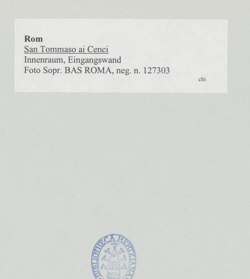 Rückseite von Sopr. BAS ROMA [https://www.deutsche-digitale-bibliothek.de/content/lizenzen/rv-ez/] San Tommaso ai Cenci - Innenraum, Eingangswand, bh521077_recto. Foto.