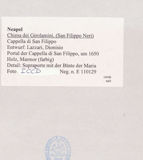 Rückseite von ICCD [https://www.deutsche-digitale-bibliothek.de/content/lizenzen/rv-ez/] Ädikula mit Maria - Detail: Büste der Maria, bh521633_recto. Foto.