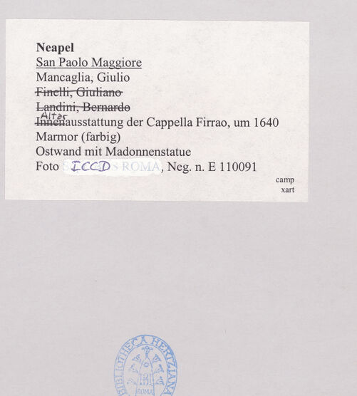 Rückseite von ICCD [https://www.deutsche-digitale-bibliothek.de/content/lizenzen/rv-ez/] Madonna - Gesamtansicht (mit Altarausstattung), bh521675_recto. Foto.