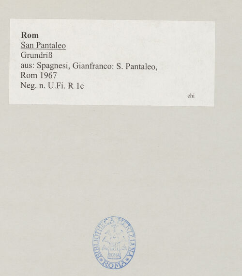 Rückseite von Bibliotheca Hertziana [https://www.deutsche-digitale-bibliothek.de/content/lizenzen/rv-ez/] San Pantaleo - Grundriss, aus: Spagnesi, Gianfranco: S. Pantaleo, Rom 1967, bh522548_recto. Foto.