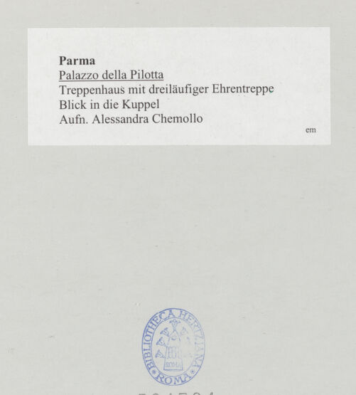 Rückseite von Chemollo, Alessandra [https://www.deutsche-digitale-bibliothek.de/content/lizenzen/rv-ez/] Palazzo della PilottaTreppenhaus mit dreiläufiger Ehrentreppe - Blick in die Kuppel, bh524724_recto. Foto: Chemollo, Alessandra.