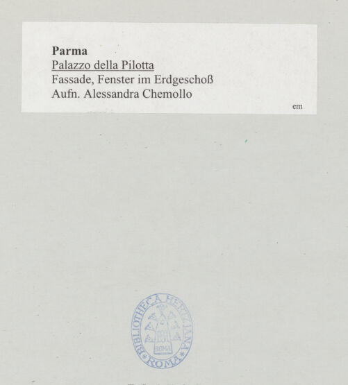 Rückseite von Chemollo, Alessandra [https://www.deutsche-digitale-bibliothek.de/content/lizenzen/rv-ez/] Palazzo della Pilotta - Fenster im Erdgeschoss, bh524725_recto. Foto.