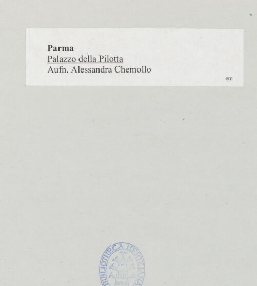 Rückseite von Chemollo, Alessandra [https://www.deutsche-digitale-bibliothek.de/content/lizenzen/rv-ez/] Palazzo della Pilotta - Westflügel und Ponte Giuseppe Verdi, bh524726_recto. Foto.