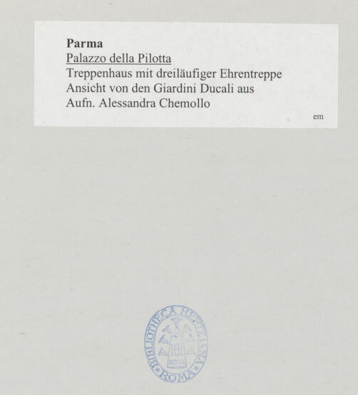 Rückseite von Chemollo, Alessandra [https://www.deutsche-digitale-bibliothek.de/content/lizenzen/rv-ez/] Palazzo della PilottaTreppenhaus mit dreiläufiger Ehrentreppe - Ecknische, bh524727_recto. Foto: Chemollo, Alessandra.