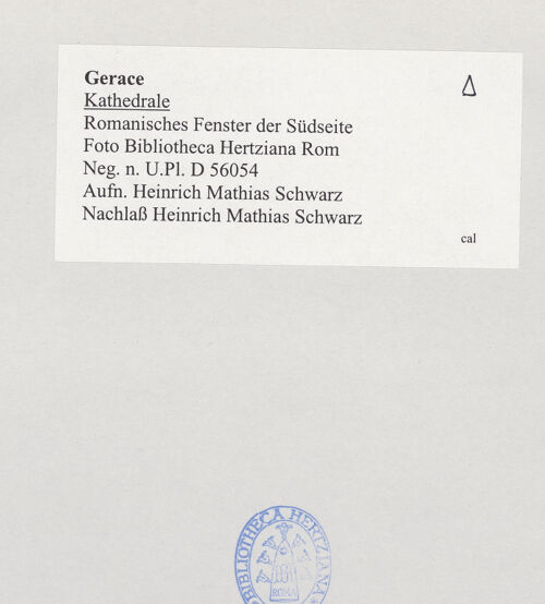 Rückseite von Bibliotheca Hertziana [https://www.deutsche-digitale-bibliothek.de/content/lizenzen/rv-fz/] CattedraleSüdseitenschiff - Romanisches Fenster der Südseite, bh524800_recto. Foto: Schwarz, Heinrich Mathias.
