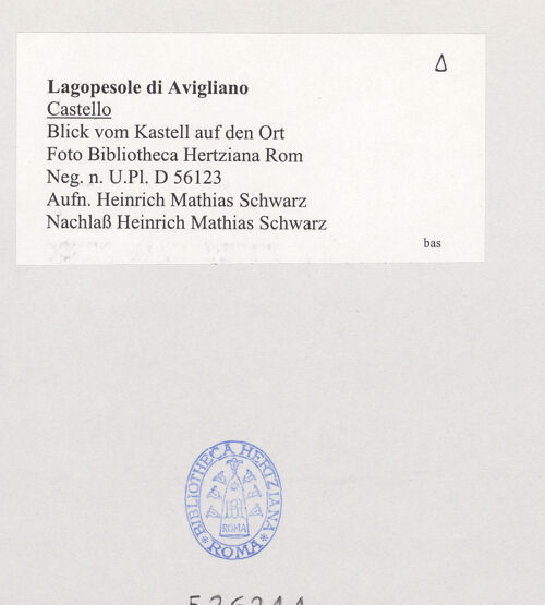 Rückseite von Bibliotheca Hertziana [https://www.deutsche-digitale-bibliothek.de/content/lizenzen/rv-fz/] Ansicht vom Kastell auf den Ort, bh526244_recto. Foto: Schwarz, Heinrich Mathias.