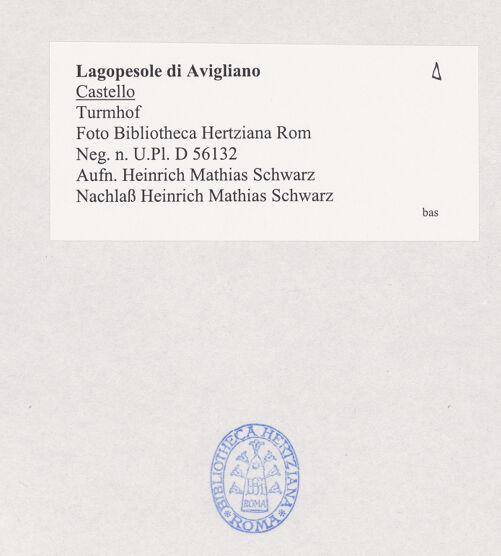 Rückseite von Bibliotheca Hertziana [https://www.deutsche-digitale-bibliothek.de/content/lizenzen/rv-fz/] Castello di LagopesoleKleiner (südlicher) Hof - Nordwestliche Seite von Südosten, bh526332_recto. Foto: Schwarz, Heinrich Mathias.