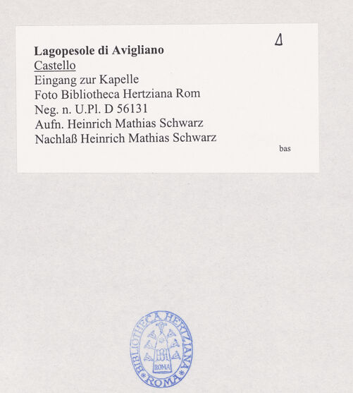 Rückseite von Bibliotheca Hertziana [https://www.deutsche-digitale-bibliothek.de/content/lizenzen/rv-fz/] Castello di LagopesoleBurgkapelle - Großer (nördlicher) Hof, Fassade der Kapelle von Westen, bh526333_recto. Foto: Schwarz, Heinrich Mathias.