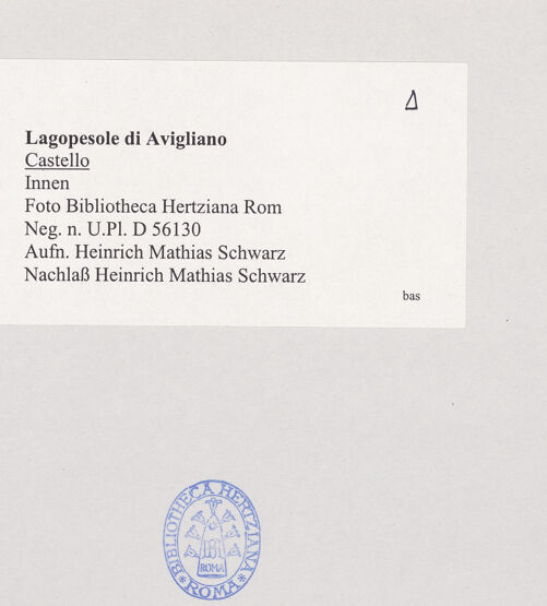 Rückseite von Bibliotheca Hertziana [https://www.deutsche-digitale-bibliothek.de/content/lizenzen/rv-fz/] Castello di LagopesoleKleiner (südlicher) Hof - Südwestliche Ecke, bh526335_recto. Foto: Schwarz, Heinrich Mathias.