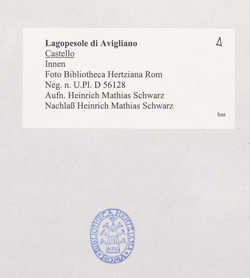 Rückseite von Bibliotheca Hertziana [https://www.deutsche-digitale-bibliothek.de/content/lizenzen/rv-fz/] Castello di LagopesoleGroßer (nördlicher) Hof - Nordwand von Süden, bh526337_recto. Foto: Schwarz, Heinrich Mathias.