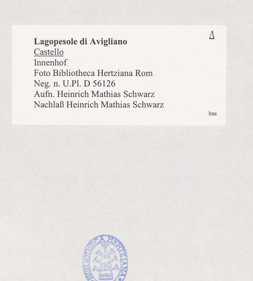 Rückseite von Bibliotheca Hertziana [https://www.deutsche-digitale-bibliothek.de/content/lizenzen/rv-fz/] Castello di LagopesoleGroßer (nördlicher) Hof - Südwestliche Ecke, bh526339_recto. Foto: Schwarz, Heinrich Mathias.