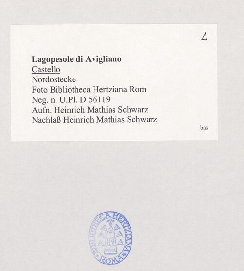 Rückseite von Bibliotheca Hertziana [https://www.deutsche-digitale-bibliothek.de/content/lizenzen/rv-fz/] Castello di LagopesoleKleiner (südlicher) Hof - Nordostecke (?), bh526340_recto. Foto: Schwarz, Heinrich Mathias.