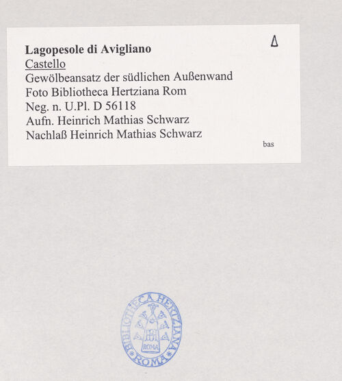 Rückseite von Bibliotheca Hertziana [https://www.deutsche-digitale-bibliothek.de/content/lizenzen/rv-fz/] Castello di LagopesoleKleiner (südlicher) Hof - Südwand, östliche Fassadenhälfte, Detail, bh526341_recto. Foto: Schwarz, Heinrich Mathias.