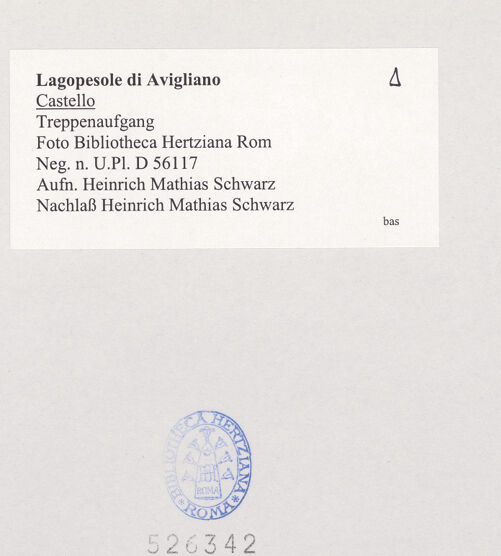 Rückseite von Bibliotheca Hertziana [https://www.deutsche-digitale-bibliothek.de/content/lizenzen/rv-fz/] Castello di LagopesoleGroßer (nördlicher) Hof - Westwand, Detail neben dem Haupteingang, bh526342_recto. Foto: Schwarz, Heinrich Mathias.