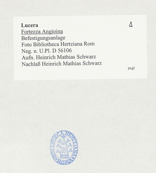 Rückseite von Bibliotheca Hertziana [https://www.deutsche-digitale-bibliothek.de/content/lizenzen/rv-fz/] Fortezza AngioinaInnenhof - Östlicher Teil von Süden; im Hintergrund: Palast Friedrichs II., bh526353_recto. Foto: Schwarz, Heinrich Mathias.