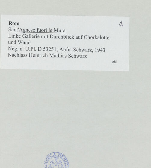 Rückseite von Bibliotheca Hertziana [https://www.deutsche-digitale-bibliothek.de/content/lizenzen/rv-fz/] Sant'Agnese fuori le MuraInnenraumlinkes Seitenschiff (Nordseitenschiff) - Linke Gallerie mit Durchblick auf Chorkalotte und Wand, bh528475_recto. Foto: Schwarz, Heinrich Mathias.