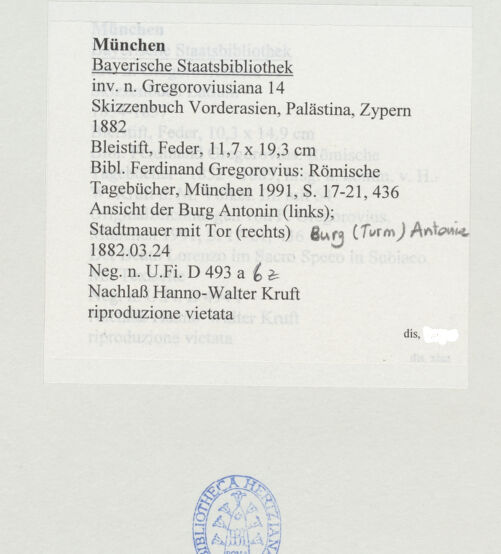 Rückseite von Bibliotheca Hertziana [https://www.deutsche-digitale-bibliothek.de/content/lizenzen/rv-ez/] Skizzenbuch Vorderasien, Palästina, ZypernJerusalem: Antonia Turm (Burg Antonia), links; Stadtmauer mit unidentifiziertem Tor, rechts - , bh530732_recto. Foto.