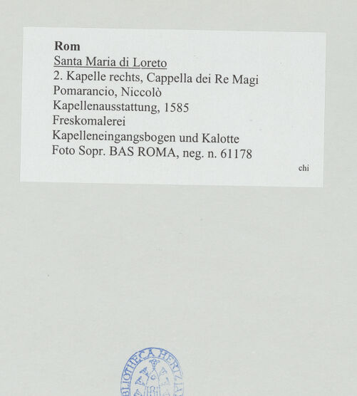 Rückseite von Sopr. BAS ROMA [https://rightsstatements.org/page/CNE/1.0/] Kapellenausstattung - Kapelleneingangsbogen und Kalotte, bh530847_recto. Foto.