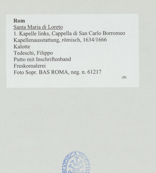 Rückseite von Sopr. BAS ROMA [https://www.deutsche-digitale-bibliothek.de/content/lizenzen/rv-ez/] KapellenausstattungPutto mit Inschriftenband - , bh530852_recto. Foto.
