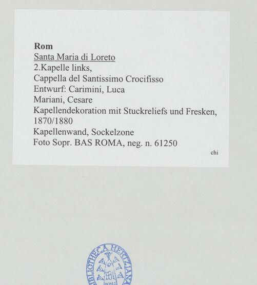 Rückseite von Sopr. BAS ROMA [https://www.deutsche-digitale-bibliothek.de/content/lizenzen/rv-ez/] Kapellendekoration mit Stuckreliefs und Fresken - Kapellenwand, Sockelzone, bh530858_recto. Foto.