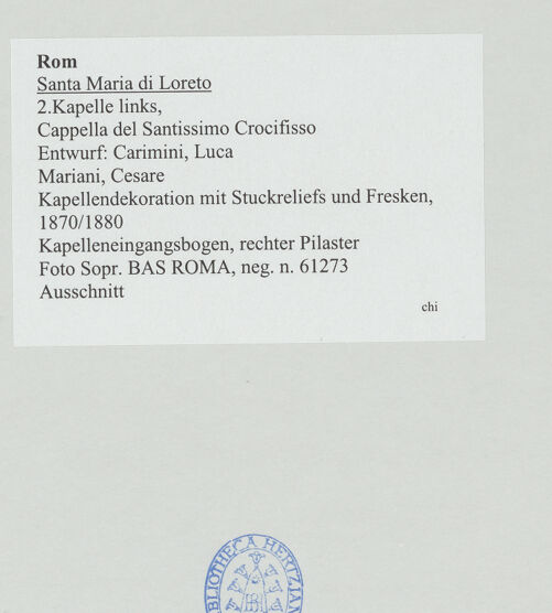 Rückseite von Sopr. BAS ROMA [https://www.deutsche-digitale-bibliothek.de/content/lizenzen/rv-ez/] Kapellendekoration mit Stuckreliefs und Fresken - Kapelleneingangsbogen, rechter Pilaster, bh530860_recto. Foto.